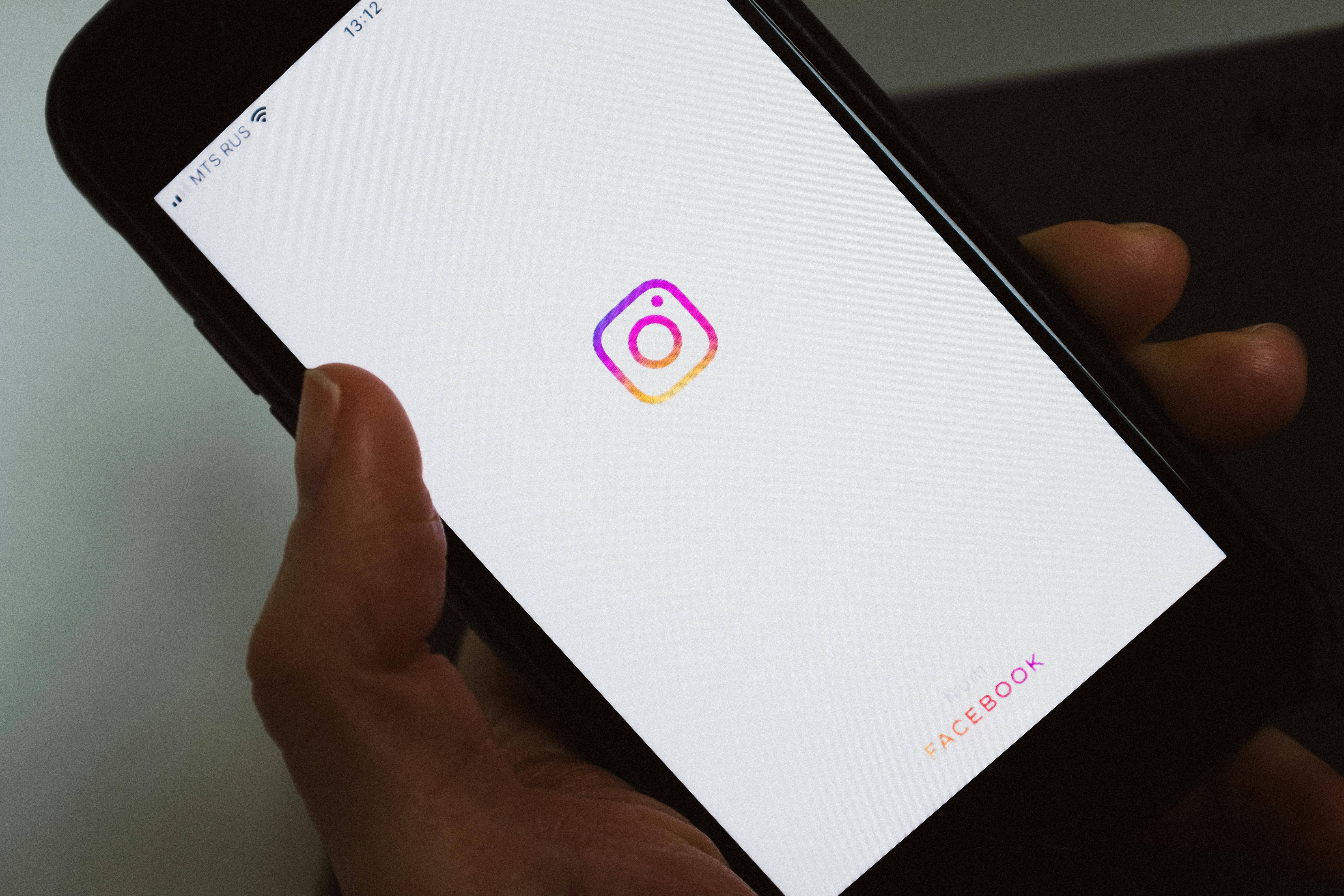Carrousel Instagram : pourquoi ce format explose l’engagement en 2026 ?