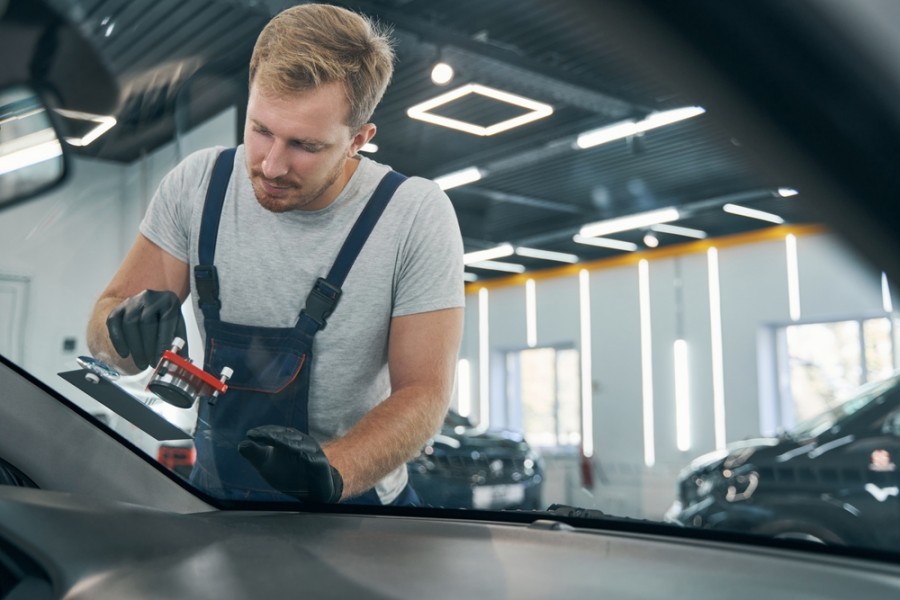 Pourquoi opter pour un pare-brise acoustique plutôt qu'un pare-brise standard ?